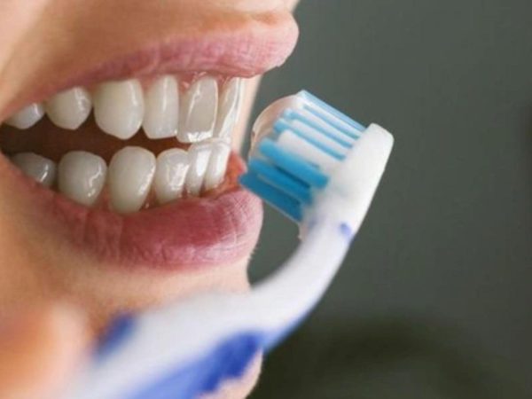 Răng bọc sứ bị viêm tủy: Nguyên nhân, dấu hiệu và cách xử lý hiệu quả 3 Vệ sinh răng miệng kém sau bọc sứ cũng là một nguyên nhân cần lưu ý