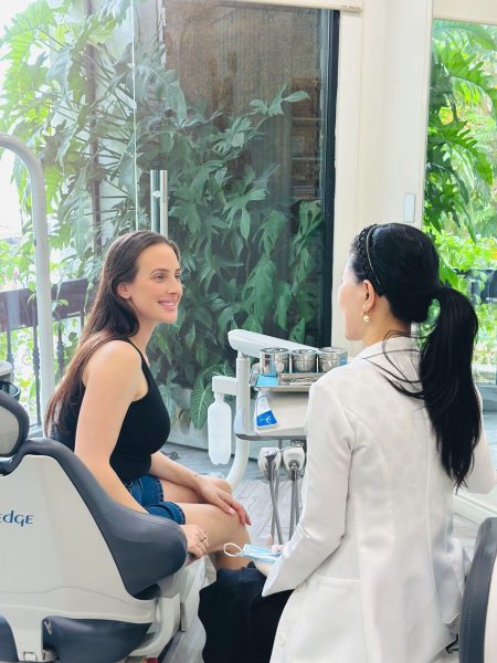 Bác sĩ tại Platinum Dental Group luôn đồng hành cùng khách hàng, hướng dẫn chi tiết cách chăm sóc tại nhà để đảm bảo kết quả phục hình bền đẹp dài lâu