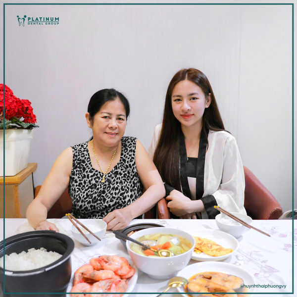 Sau gần 2 tháng trồng răng Implant tại Platinum Dental, với hàm tạm cố định, cô Viện đã ăn nhai rất tốt