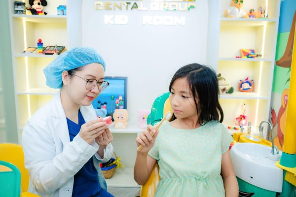 Trồng răng Implant cho trẻ em: Có nên hay không và những điều cần biết 15 Bác sĩ hướng dẫn trẻ cách chăm sóc răng miệng đúng