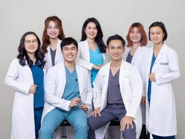 Trồng răng Implant Hàn Quốc giá bao nhiêu? Cập nhật bảng giá mới nhất 4 Đội ngũ bác sĩ Platinum Dental Group nhiều năm kinh nghiệm trong cấy ghép Implant Hàn Quốc, an toàn và chuẩn quốc tế
