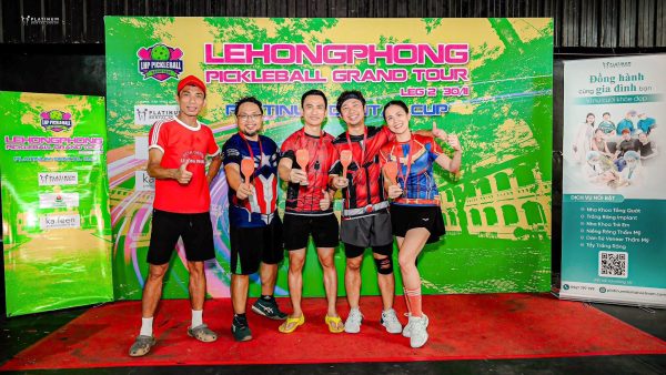 Bác sĩ Dương Minh Tùng cùng đồng đội nhận giải sau trận giao hữu.