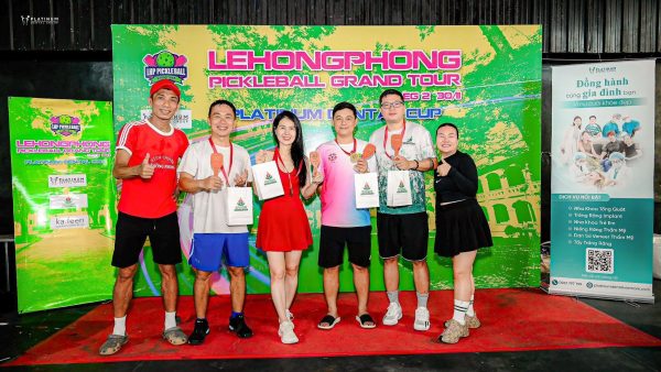 Bác sĩ Trần Lan Anh cùng đồng đội nhận giả sau trận đấu.