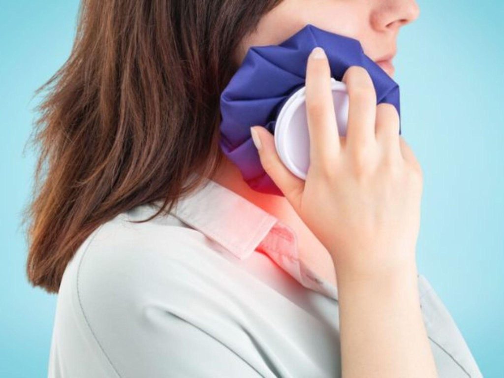 Chườm đá lạnh để giảm sưng đau