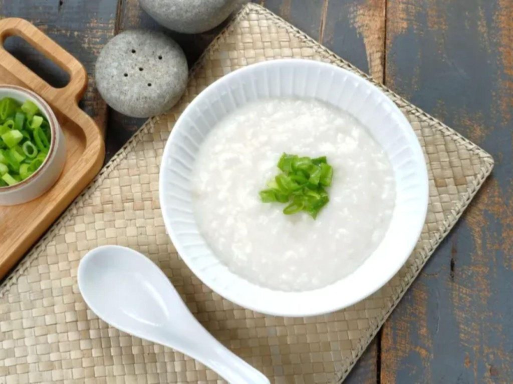 Trong những ngày đầu, cô chú, anh chị nên ưu tiên các loại thức ăn lỏng và mềm như cháo