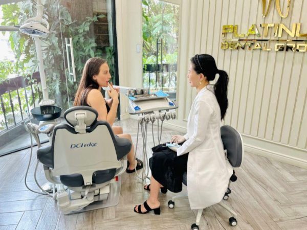 Thăm khám nha khoa định kỳ để bác sĩ kiểm tra tiến trình ổn định của răng và hàm duy trì