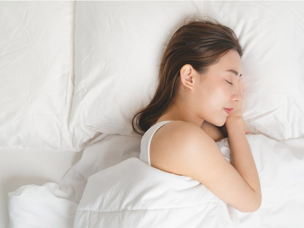 Nghiến răng: Nguyên nhân, dấu hiệu và cách điều trị hiệu quả 9 Giữ tư thế ngủ đúng là cách phòng ngừa, giảm nghiến răng tại nhà