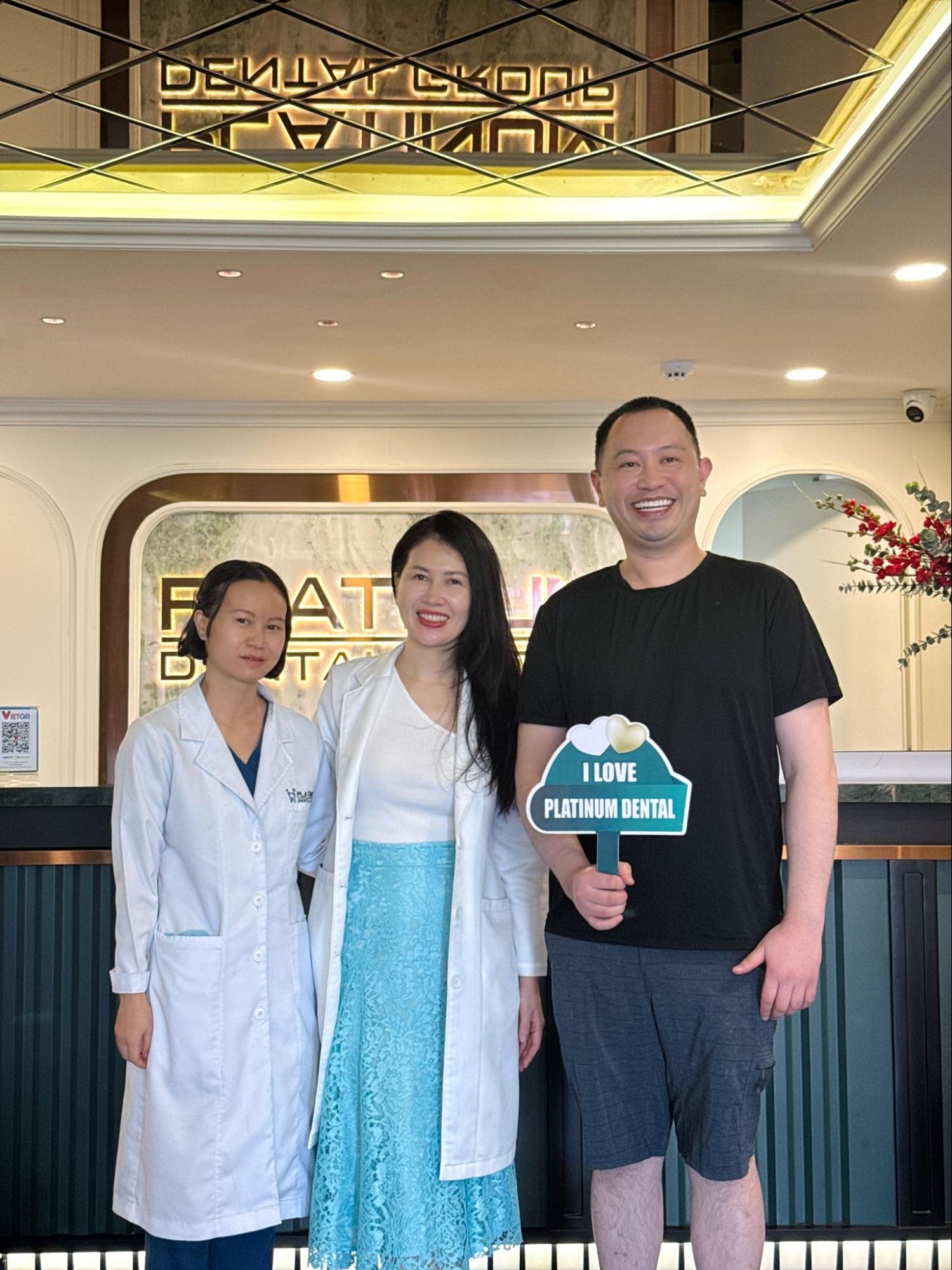 Anh Ivan chụp hình kỷ niệm cùng bác sĩ sau khi hoàn tất Veneer.