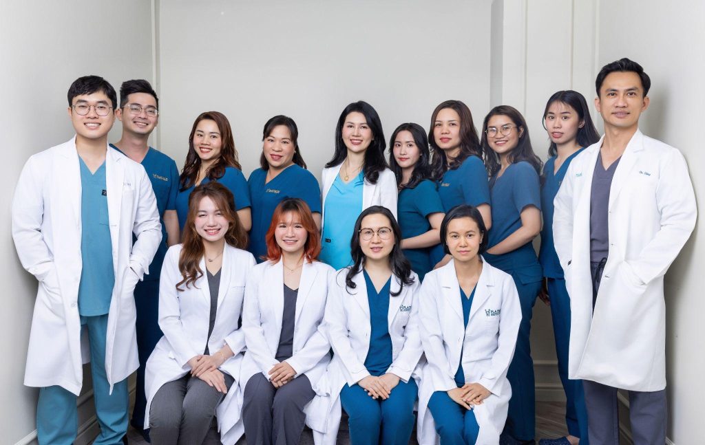 Platinum Dental Group sở hữu đội ngũ bác sĩ chuyên sâu về phục hình, sứ thẩm mỹ