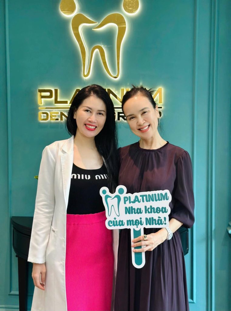 Bác sĩ chụp hình kỷ niệm cùng chị khách sau khi hoàn tất dán sứ Veneer