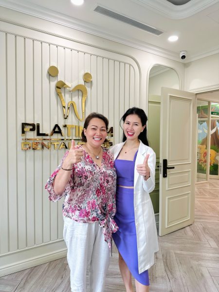 Bác sĩ Lan Anh và chị Như Tâm chụp hình kỷ niệm sau điều trị Veneer
