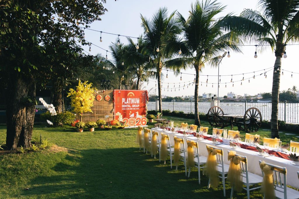 Không gian của buổi tiệc giản dị, ấm cúng và đầy chất thơ