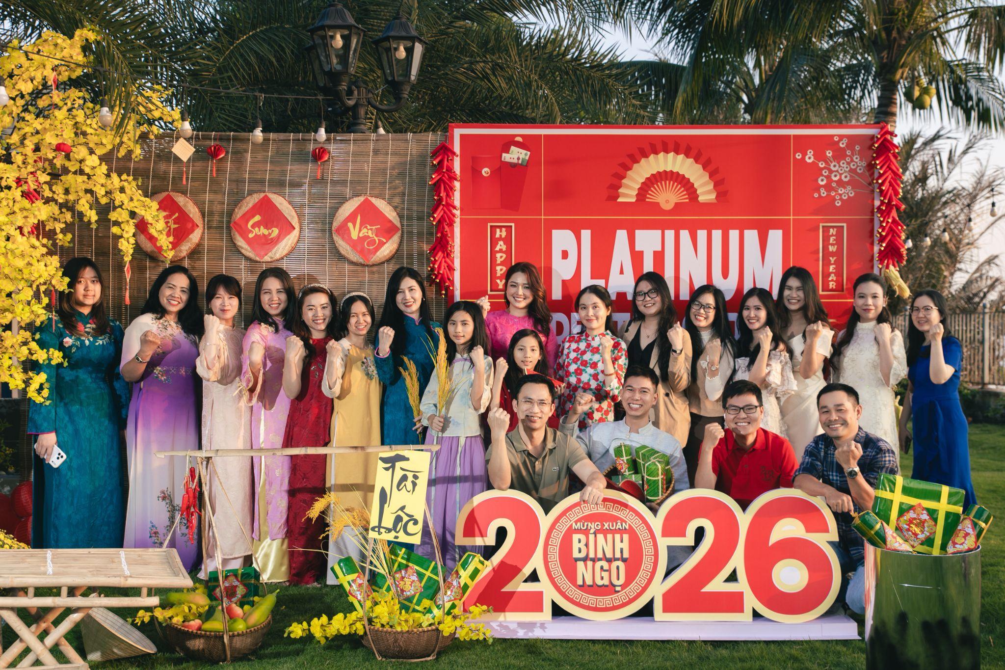 Gia đình Platinum Dental duyên dáng trong tà áo dài
