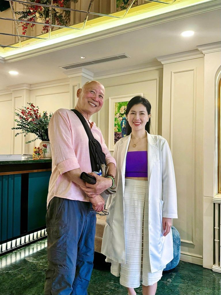 ANH BÙI TRÍ: KHI NỤ CƯỜI HÀI HÒA LÀ KHỞI ĐẦU CHO SỰ TỰ TIN TUỔI U60 3 Anh Bùi Trí chụp hình kỷ niệm cùng bác sĩ Trần Lan Anh sau khi hoàn tất điều trị răng sứ.