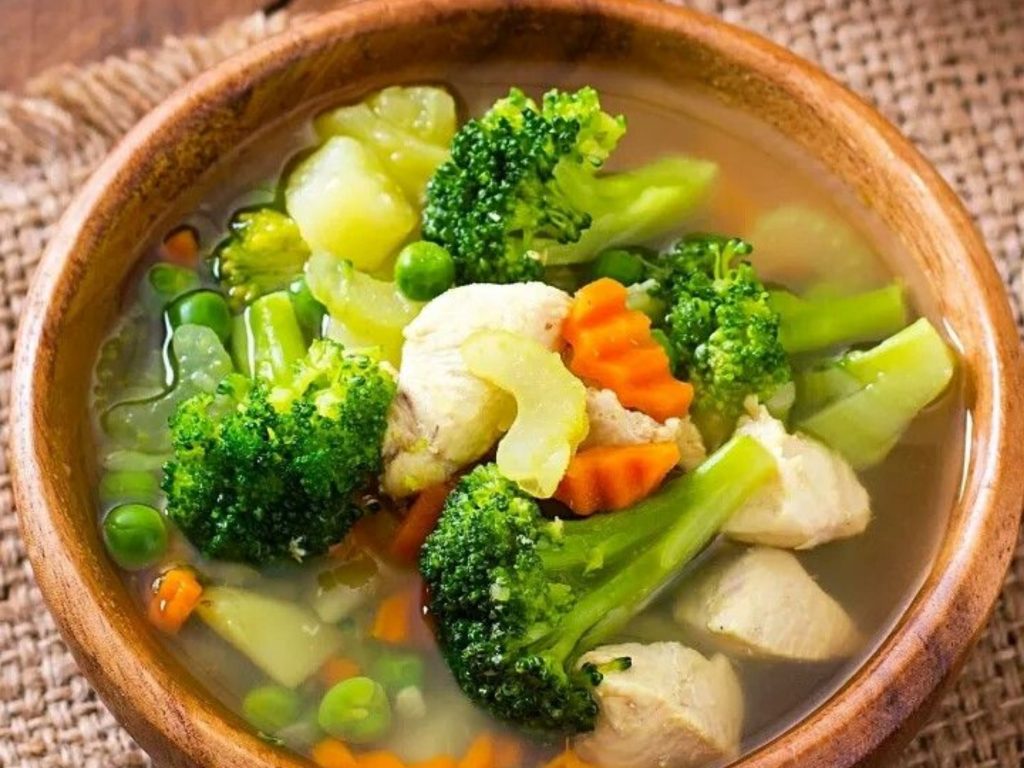 Soup rau củ mềm, dễ tiêu hóa và giàu dưỡng chất phù hợp với người đang niềng răng