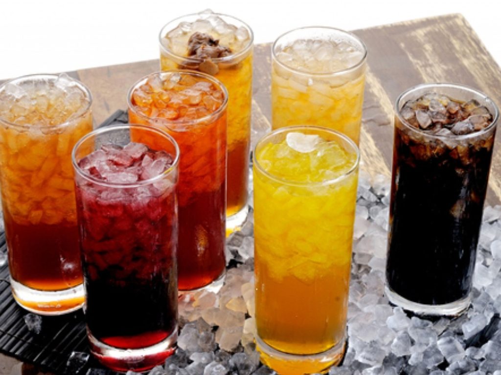 Người niềng răng hạn chế nước ngọt có gas chứa nhiều đường và axit