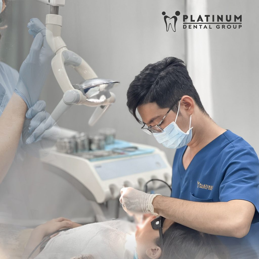 Chỉnh nha là gì? 4 phương pháp chỉnh nha phổ biến hiện nay 5 Bác sĩ tiến hành gắn mắc cài