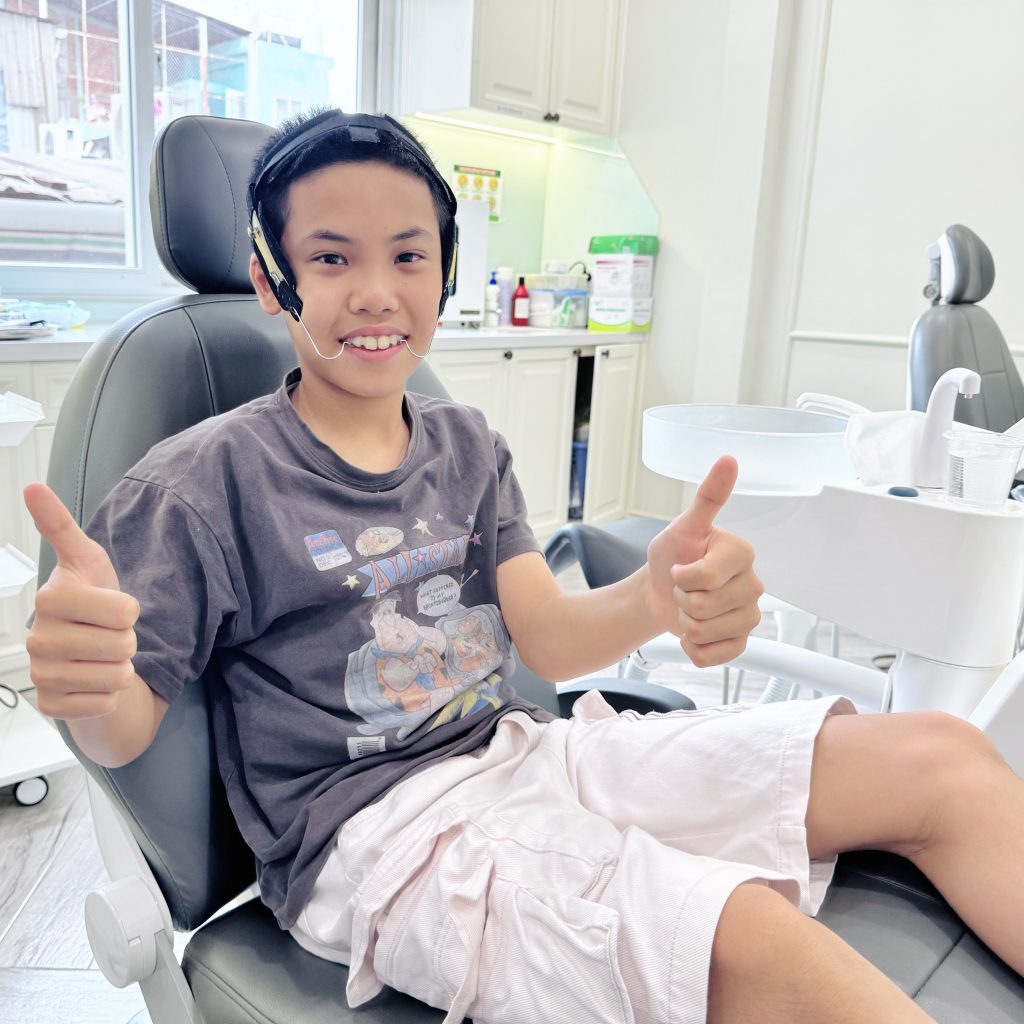 Hình ảnh bé dùng J-Hook Headgear tại Platinum Dental Group