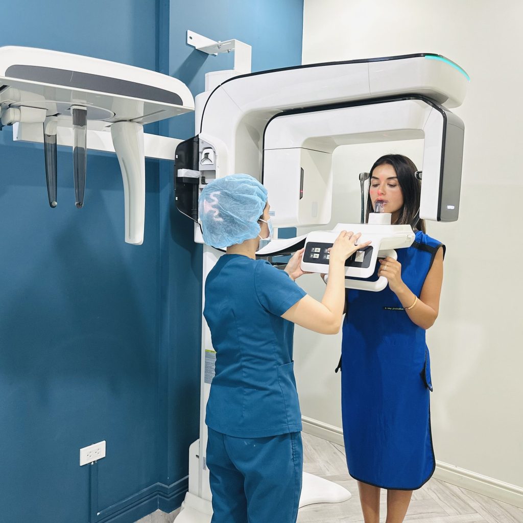 Bác sĩ tiến hành thăm khám kỹ lưỡng để đánh giá cấu trúc răng và tương quan giữa hai hàm