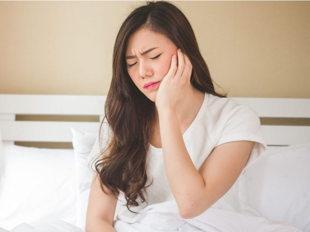 Lực tác động từ khí cụ nong có thể khiến vùng hàm hoặc răng hàm cảm thấy căng nhẹ