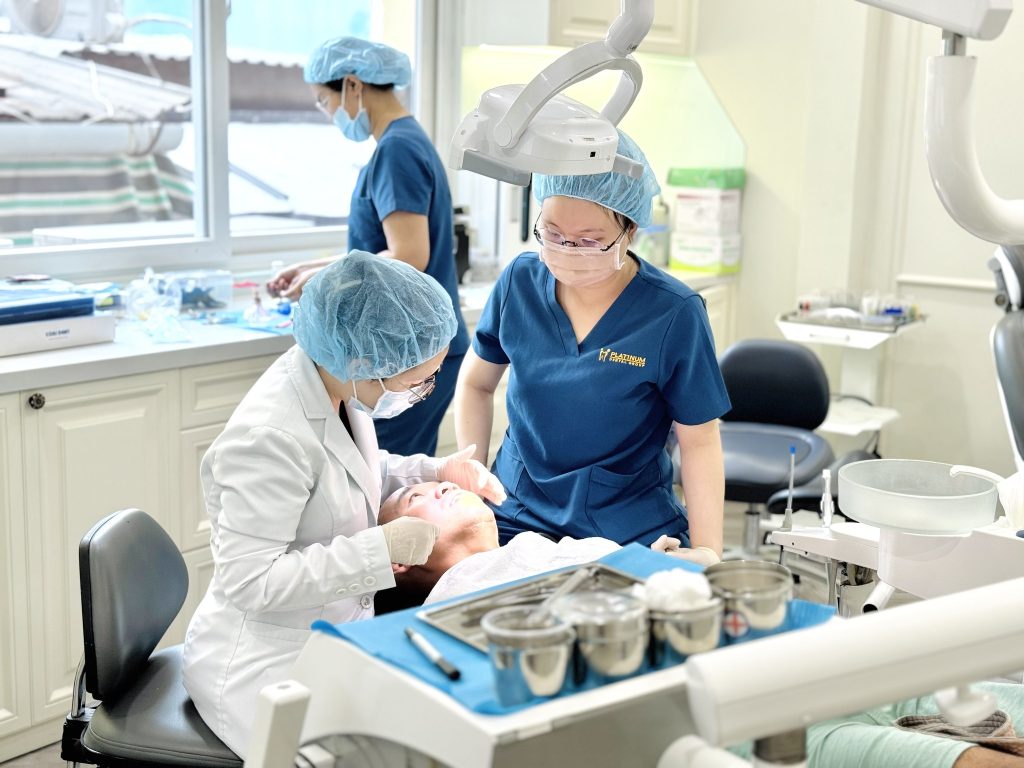 Bác sĩ hướng dẫn bệnh nhân cách vặn vít nong