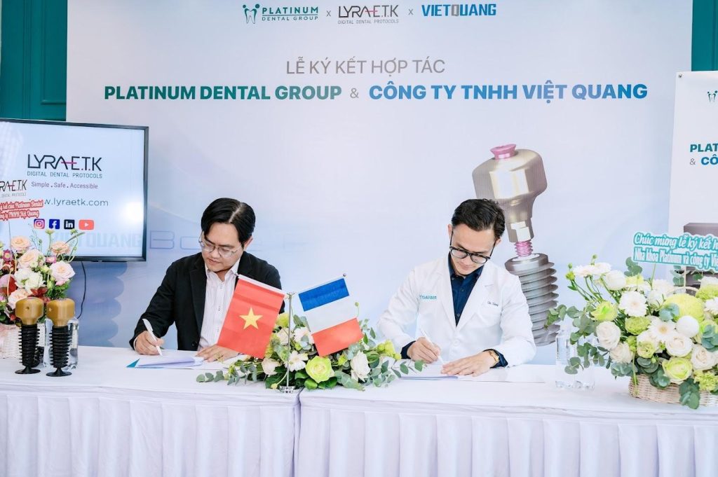 PLATINUM DENTAL GROUP KÝ KẾT HỢP TÁC CÙNG VIỆT QUANG DENTAL: NÂNG TẦM KẾT QUẢ ĐIỀU TRỊ IMPLANT 2 Lễ ký kết hợp tác sử dụng công nghệ iBone & iPhysio: đột phá trong phục hồi răng mất