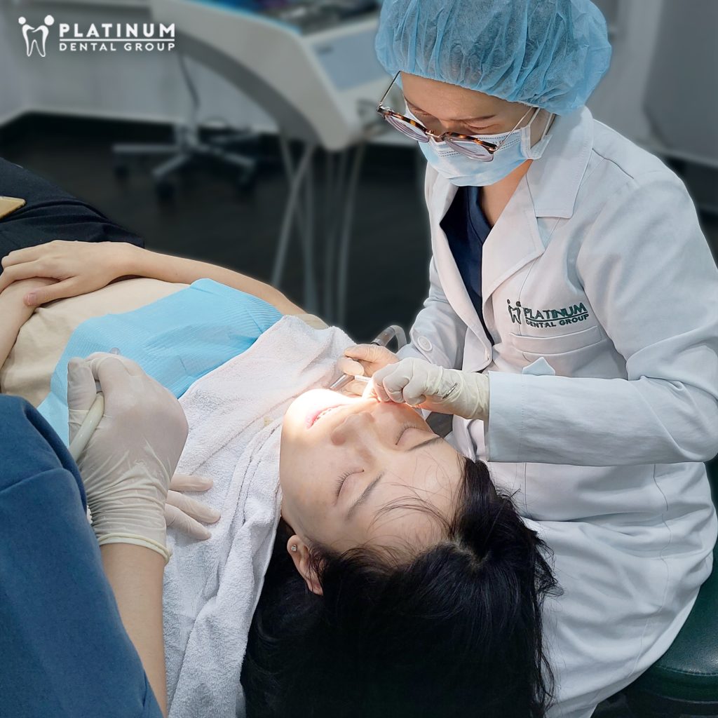 Quy trình nong hàm thường bắt đầu bằng thăm khám, chụp X-quang và lập kế hoạch điều trị