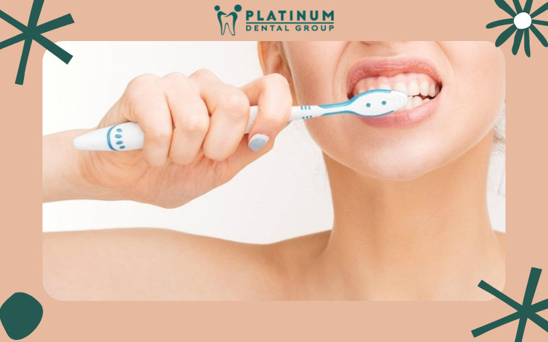 Vệ sinh răng miệng đúng cách giúp hạn chế mảng bám và bảo vệ khí cụ nong hàm