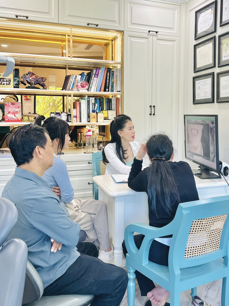 Bác sĩ đang kiểm tra tình trạng răng – lợi và tư vấn phương án phù hợp với bệnh nhân