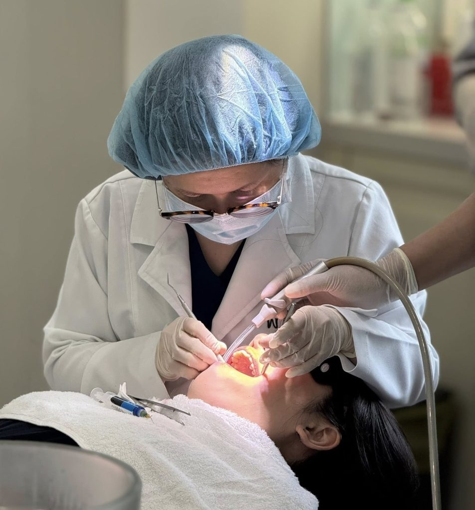 Trình độ chuyên môn của bác sĩ và chất lượng của nha khoa ảnh hưởng đến chi phí cắt lợi trùm