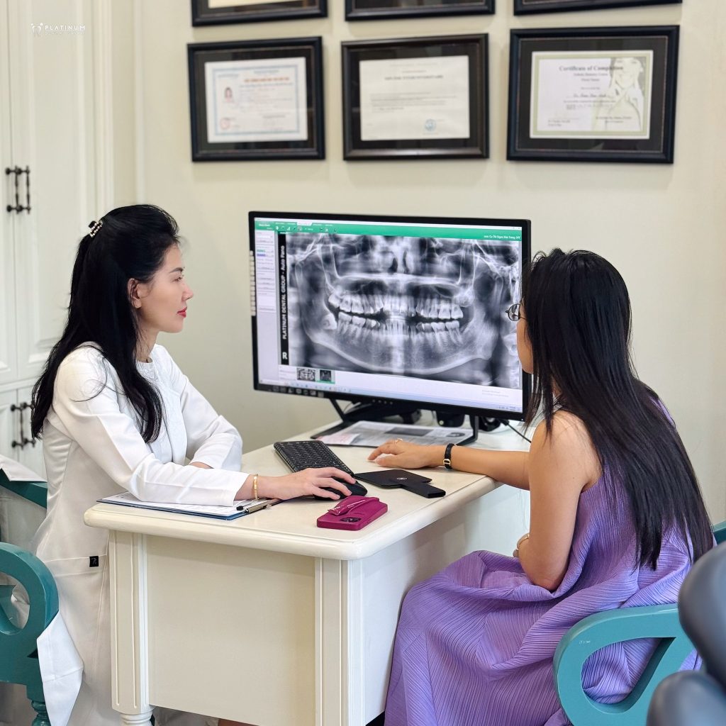Bác sĩ tiến hành kiểm tra tổng quát khoang miệng và tư vấn kế hoạch điều trị với bênh nhân