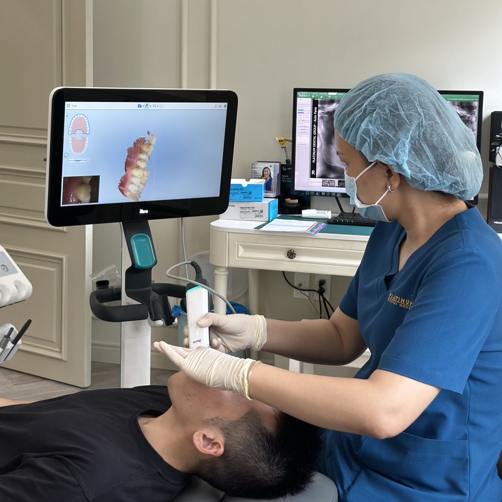 Chi phí niềng răng trẻ em bao nhiêu? Bảng giá và yếu tố ảnh hưởng mới nhất 2026 5 Platinum Dental Group ứng dụng máy scan trong miệng 3D trong quá trình niềng răng mang lại trải nghiệm thoải mái hơn cho trẻ