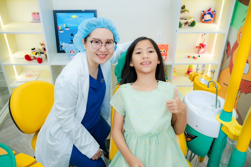 Những dấu hiệu như răng hô, móm, thưa hay cắn lệch cần được kiểm tra sớm