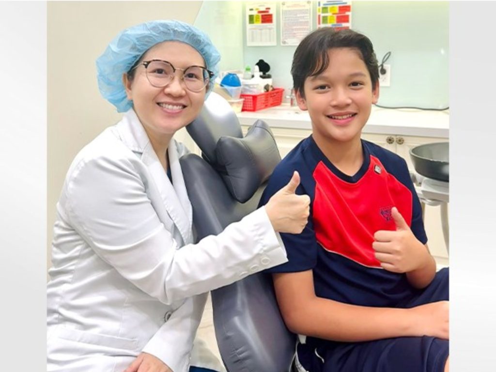 Trẻ cần tái khám theo lịch hẹn để bác sĩ theo dõi tiến triển
