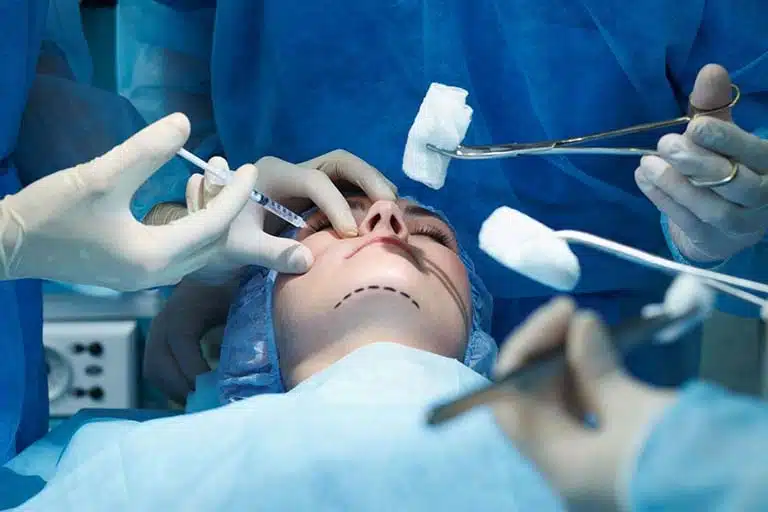 Phẫu thuật chỉnh hàm chỉ định cho các trường hợp lệch nặng do xương hàm phát triển bất cân xứng