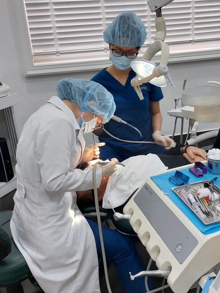 Quy trình tháo vít niềng răng được thực hiện tuần tự, đảm bảo an toàn