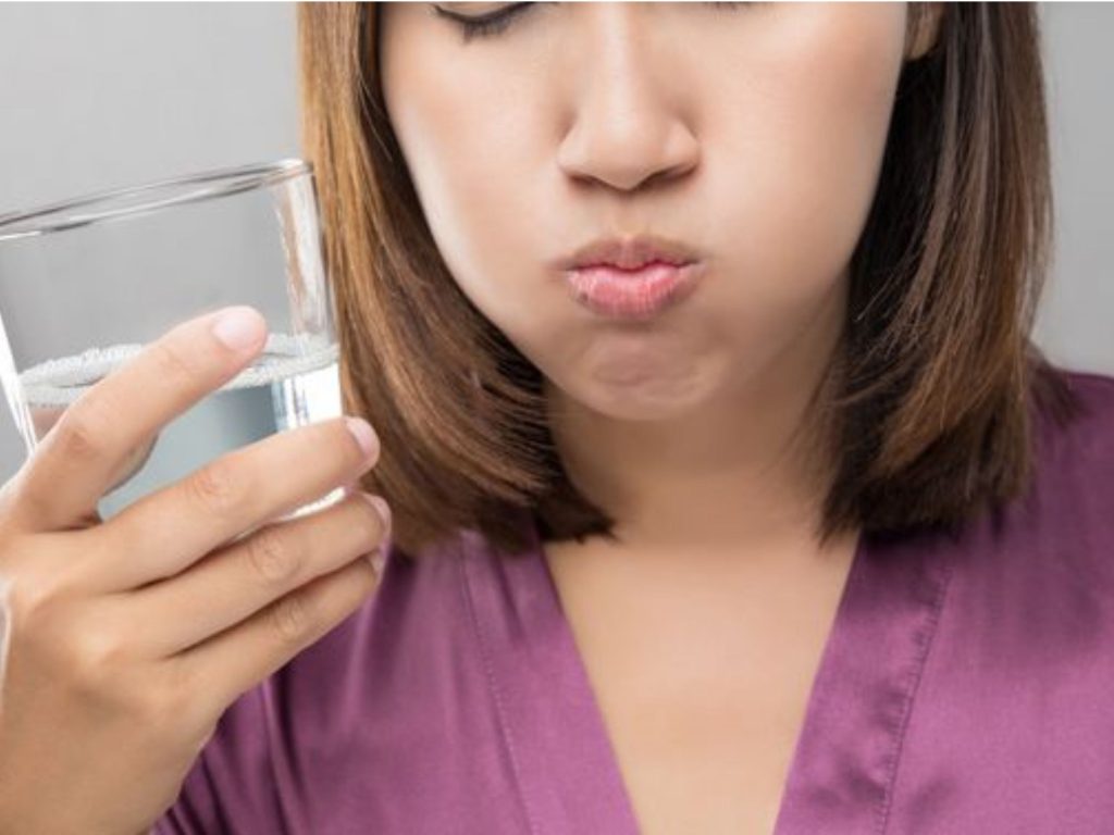 Súc miệng bằng nước muối giúp kháng khuẩn, giảm viêm