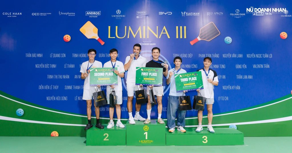 Hình ảnh nhận giải tại giải đấu LUMINA III