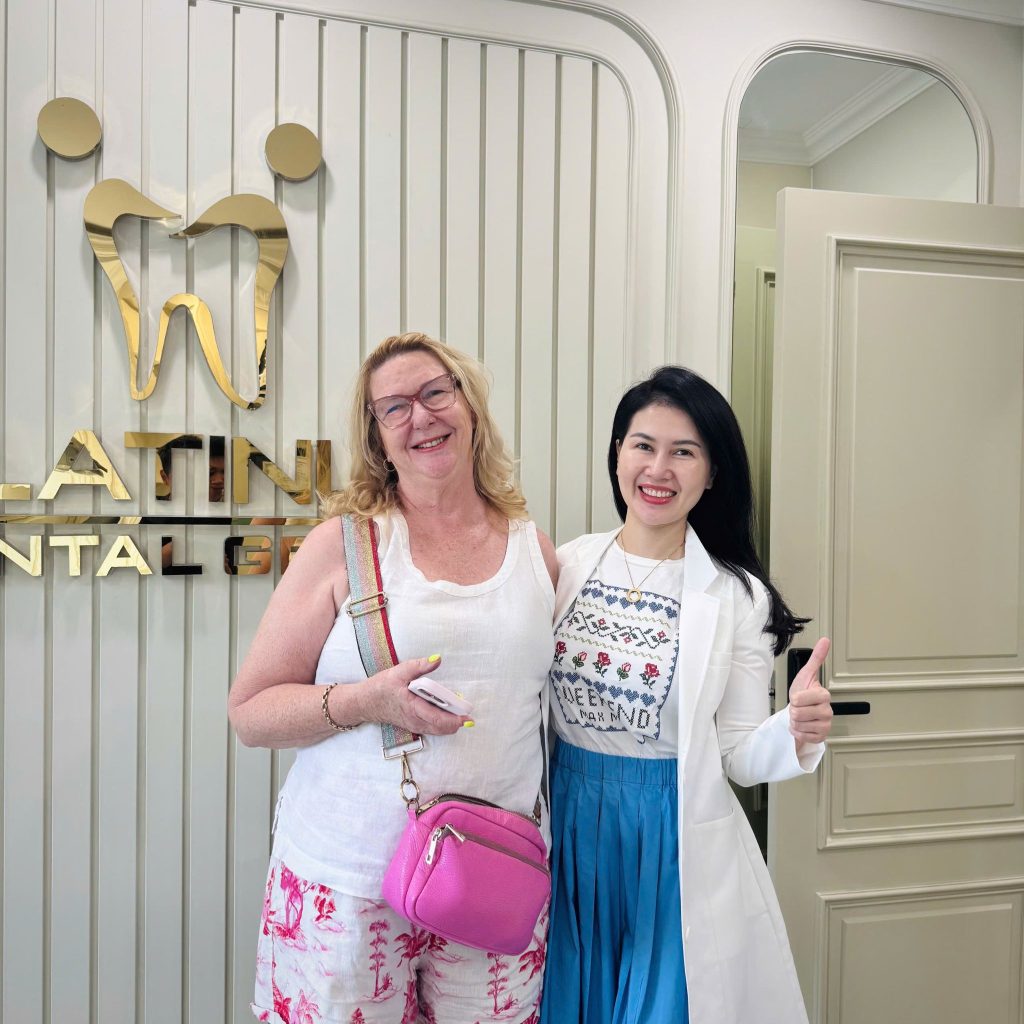 Bác sĩ Trần Lan Anh cùng khách hàng nước ngoài