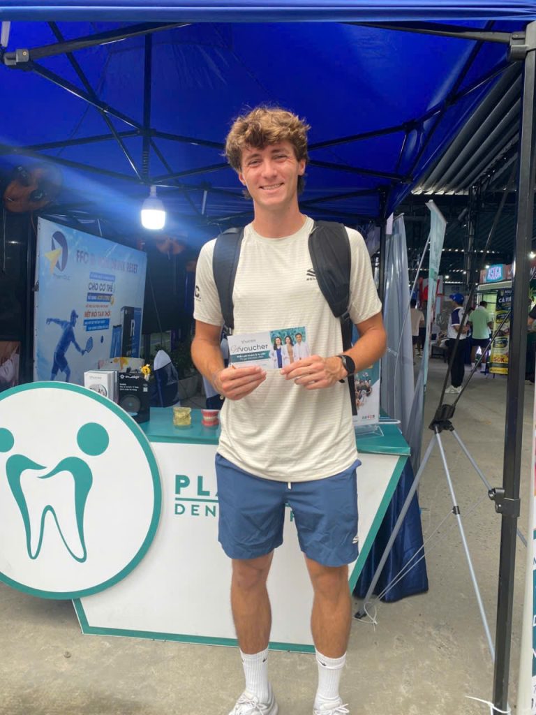 Tặng voucher ưu đãi từ Platinum Dental