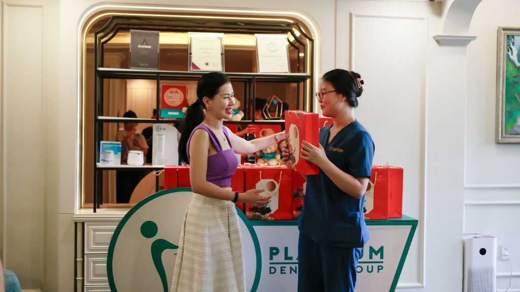 Platinum tặng quà Trung Thu nhân viên