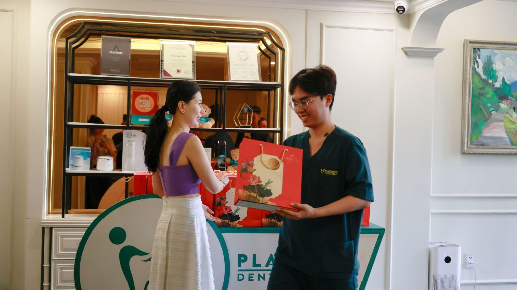 Platinum trao tặng quà Trung Thu cho nhân viên