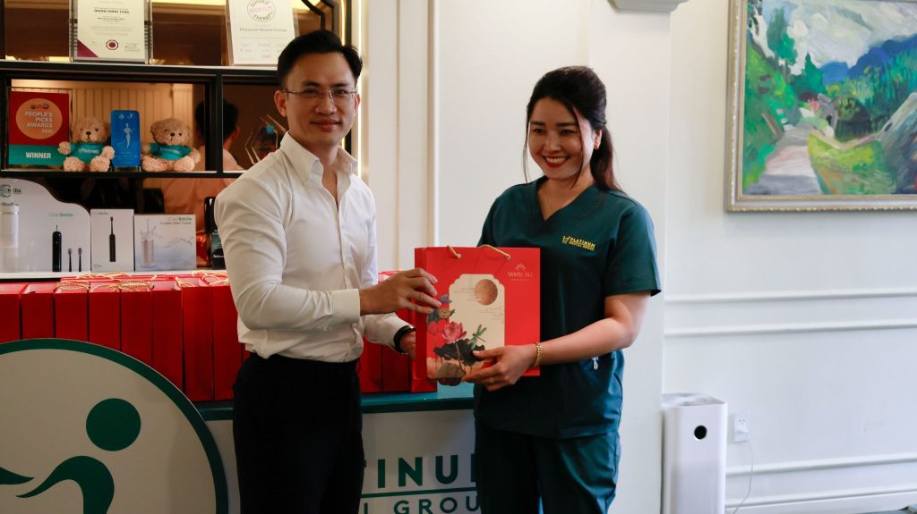 Platinum trao tặng quà Trung Thu cho đội ngũ nhân viên