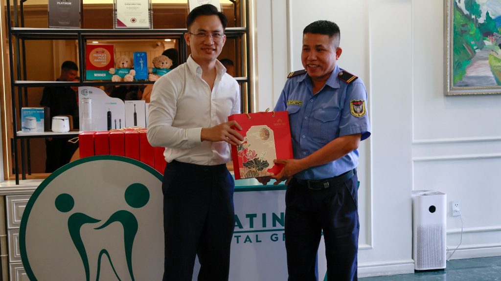 Platinum trao tặng quà Trung Thu nhân viên