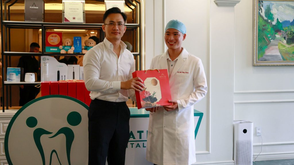 Platinum trao tặng quà Trung Thu đội ngũ bác sĩ