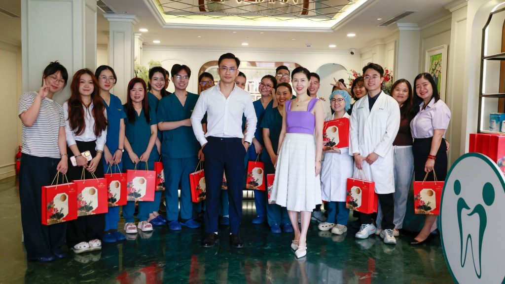 Trao quà Trung Thu tại Platinum Dental Group