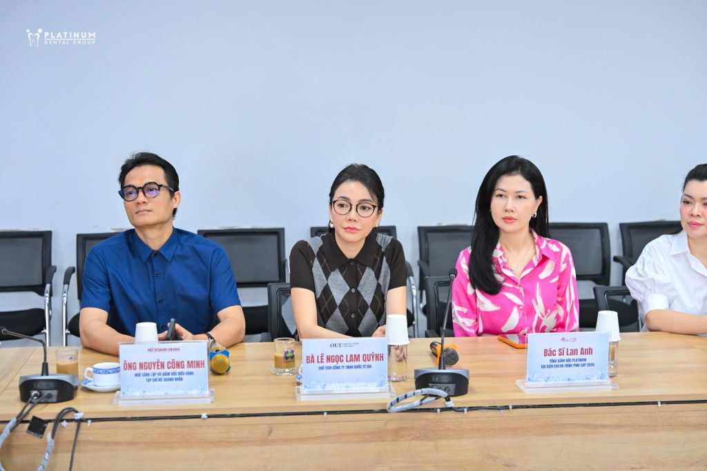 Bác sĩ Trần Lan Anh (Platinum Dental Group), chị Lê Ngọc Lam Quỳnh (OUI Oracle Clinic) và anh Nguyễn Công Minh (Nhà sáng lập và điều hành Tạp chí Nữ Doanh Nhân) tại buổi gặp mặt trao tặng quyên góp tại Bệnh viện Ung Bướu TP. HCM cơ sở 2 ngày 23/10/2026