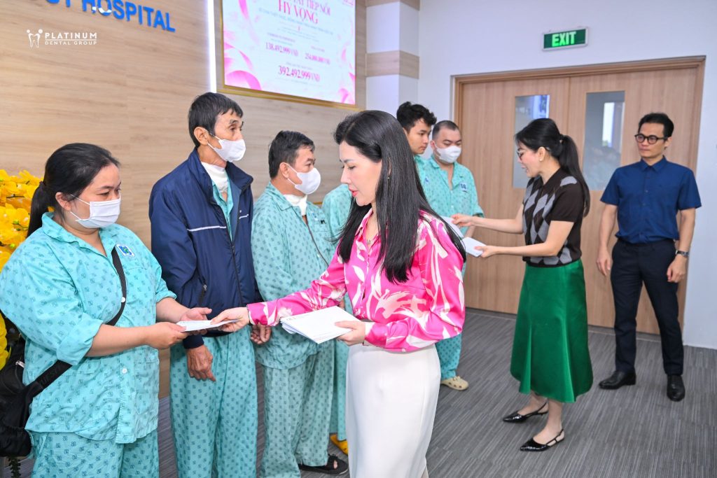Bác sĩ Trần Lan Anh cùng trao tận tay những phong thư quyên góp từ các tấm lòng hảo tâm Pink Cup 2026