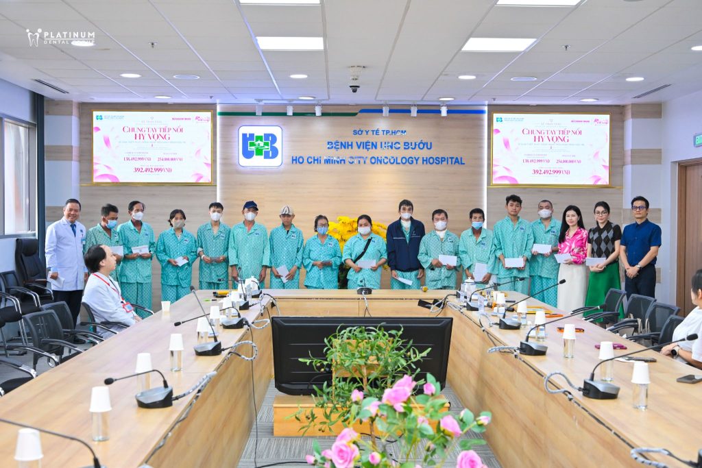 Bác sĩ Trần Lan Anh cùng trao tận tay những phong thư quyên góp từ các tấm lòng hảo tâm Pink Cup 2026.