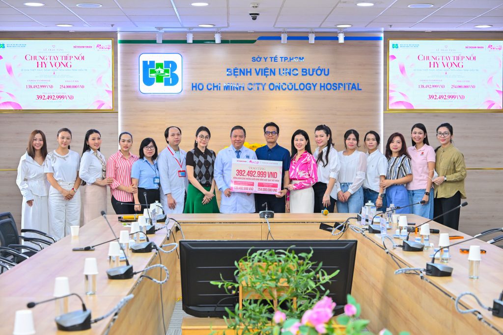 Sáng ngày 23/10/2026, đại diện Platinum Dental - bác sĩ Trần Lan Anh đã cùng đại diện của OUI Oracle Clinic và Tạp Chí Nữ Doanh Nhân đến Bệnh viện Ung Bướu TP. HCM cơ sở 2.